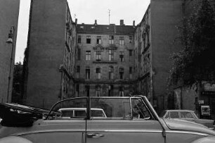 Berlin. Rund um den Breitscheidplatz. Hofansicht mit Cabrio