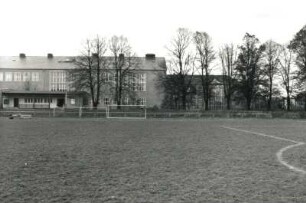 Dresden-Räcknitz, Zellescher Weg 18/20. Sportplatz (künftiger Standort des Zentralgebäudes der SLUB). Ansicht mit Sportcasino von Osten gegen Trefftz-Bau