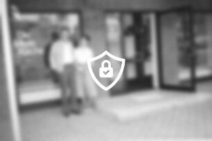 Firma [Name maskiert] Küchen und Bäder (Möllner Landstraße, Neuschönningstedt): Neueröffnung: [Name maskiert] und seine Ehefrau vor dem Geschäft