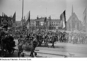 Demonstrationszug mit Pferdefuhrwerken, im Hintergrund Augusteum und Paulinerkirche