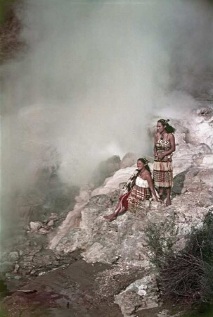 Neuseeland, Maori an einem Wasserfall : Reisefotos Neuseeland. Maori-Frauen an einem Wasserfall