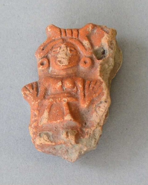 Figurine en argile (fragment de récipient)