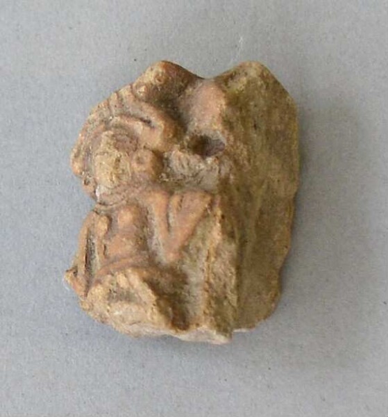 Figurine en argile (fragment de récipient)