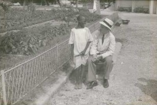 Reisefotos Haiti. Port-au-Prince. Der Fotograf Franz Grasser mit einem einheimischen Jungen