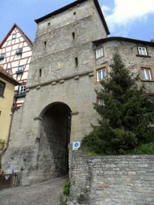 Stadtbefestigung (Burgviertel)-Hohenstaufentor (Stadttor)-Ansicht von Südsüdosten mit Auffahrt (Torflügel entfernt) sowie Obergeschossen mit Schießscharten und anschließender Stadtmauer in Übersicht