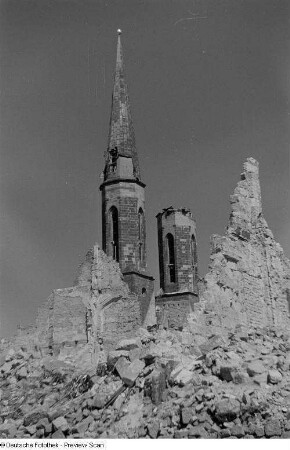 Blick auf die zerstörte Sophienkirche
