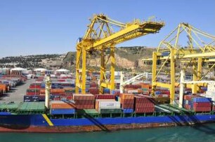 Barcelona - Containerhafen : Blick über den Containerhafen, aufgenommen am 16. Oktober 2009 in Barcelona