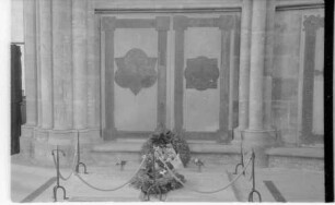 Marburg: Elisabethkirche, Grab Friedrich des Großen, mit Wandtafeln