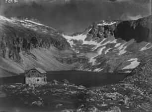 Arthur-von-Schmidt-Hütte : Arthur-von-Schmidt-Hütte am Dösner See
