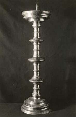 Döbeln, Nikolaikirche. Kandelaber. Bronze; Höhe 80 cm. 17. Jahrhundert
