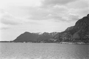 Norwegische Küste : Blick vom Schiff auf die norwegische Küste. Felsmassiv am Ufer.
