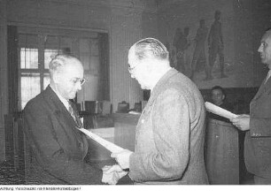 Dresden, Prießnitzstraße 39. Union Druckerei. Otto Nuschke, Vorsitzender der CDU in der DDR, übergibt der neuen Druckerei an die Belegschaft, Mai 1953