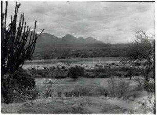 San Antonio bei Villamontes gegen Río Pilcomayo und Gebirgsrand