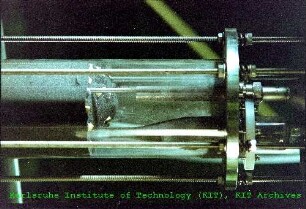 Detail einer Wirbelschicht des Glaswirbelschichtreaktors des Instituts für Technische Chemie (ITC)