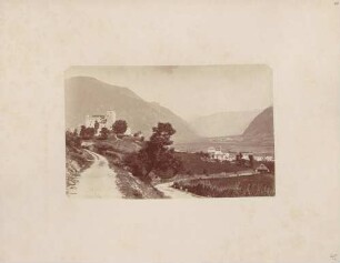 Südseite von Schloss Bruneck in Südtirol