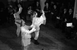 Bukarest: Rumänisches Adventsspiel, Reigen von Mitgliedern der Deutschen Botschaft