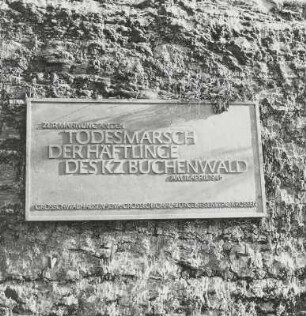 Gedenktafel an den Todesmarsch der Häftlinge des KZ Buchenwald am 11. April 1945