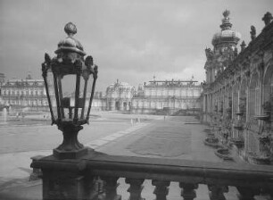 Dresden. Zwinger, Blick vom Mathematisch-Physikalischen Salon zum Zoologischen Pavillon, zum Kronentor mit den Langgalerien, zum Wallpavillon und zum Deutschen Pavillon
