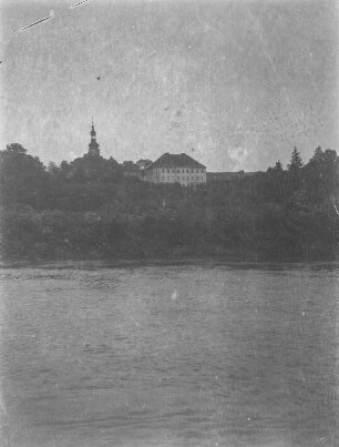 Flusslandschaft : Blick über einen Flusslauf, oberhalb möglichweise ein Kloster