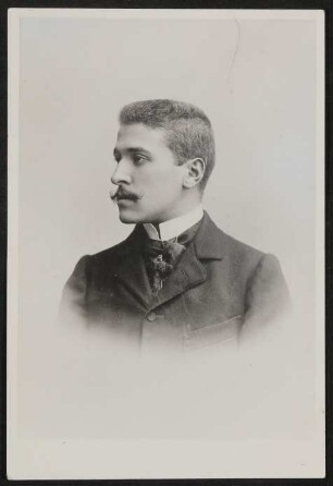Porträt des jungen Hofmannsthals mit Zwirbelbart im Halbprofil