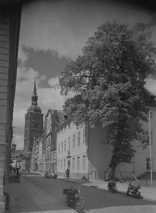 Stralsund. Blick entlang der Badenstraße zur St.-Nikolai-Kirche