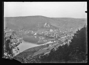 Blick auf Bahnhofsgelände, Mainspitze, Innenstadt und Burg