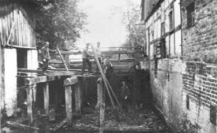 Hähnichen-Quolsdorf. Ehem. Wassermühle am Schöps beim Rittergut, Mahlmühle (rechts), Schneidemühle (links), um 1938, Repro