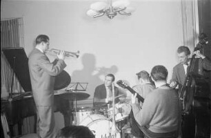Dresdner Tanzsinfoniker unter Leitung von Günter Hörig während einer Tanzveranstaltung im Schillergarten Dresden.