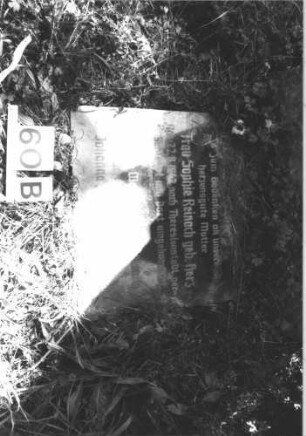 Grabstein 57 (Index: 99805312) Material: Granit Zustand: gut Maße HxBxT: 231x67x31 cm Beschreibung: Obelisk, getreppter Sockel, davor: rechteckige Bodenplatte Besonderheit: Familiengrab mit Gedenkinschriften: Grabstein 57 (Detailaufnahme)