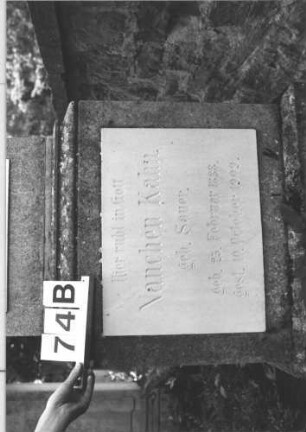 Grabstein 74 (Index: 100114195) Material: Kalkstein mit zwei weißen Marmorplatten Zustand: gut Maße HxBxT: 210x66x38 cm Beschreibung: Stele, getreppter Sockel, Giebel mit Eckakroteren, Schrifttafel rechteckig: Grabstein 74B