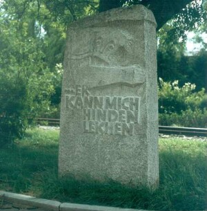 Krautheim. Denkmal mit dem berühmten Kraftspruch Götz von Berlichingens