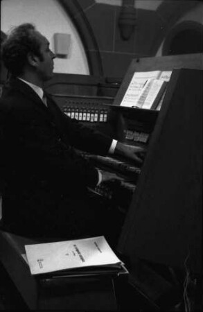 Badenweiler: Evangelische Pfarrkirche, Pfingstsonntag, Kantor Kempf an der Orgel