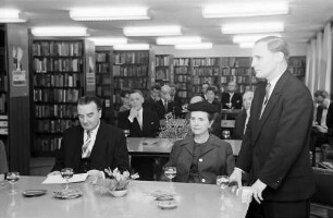 Freiburg: Amerikahaus; Ehrenurkunden für Prof. Dr. Büchner und Prof. Dr. Westphal, Gäste in der Bibliothek