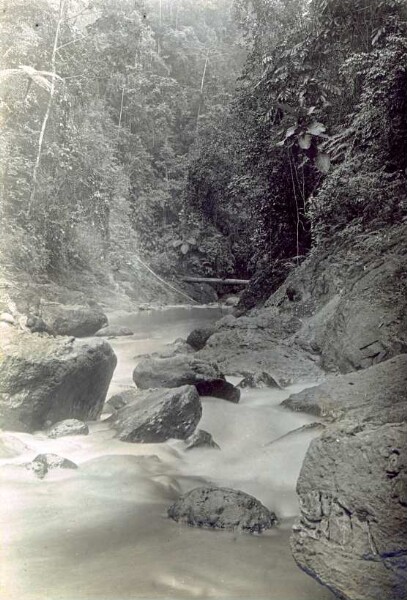 "Gorge en aval du camp de la rivière Ualib"