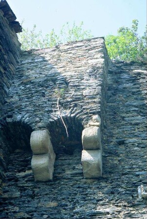 Mauer im Schlosshof, Kragsteine mit Maueraufsatz