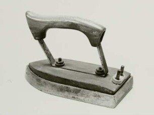 Elektrisches Bügeleisen (Haushalt-Bügeleisen). Um 1920; Stahl, Holz : Elektrisches Bügeleisen (Haushalt-Bügeleisen). Um 1920; Stahl, Holz. Dresden: Privatsammlung