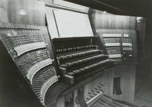 Viermanualige Orgel der Gebr. Jehmlich, op. 800 (1963; Entwurf Fritz Steudtner). 76 Register