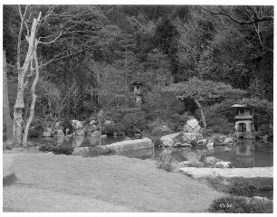 Kyoto. Gartenanlage mit Teich und Steinlaternen