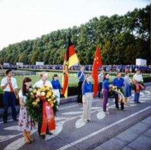 FDJ-Studentensommer: Aufmarsch der Studentenbrigaden am Sowjetischen Ehrenmal im Treptower Park
