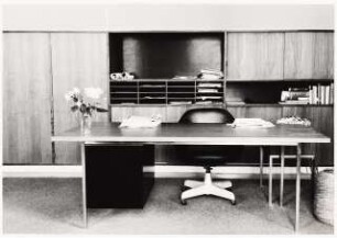 Arbeitszimmer eines Warenhausdirektors: Ansicht Schreibtisch