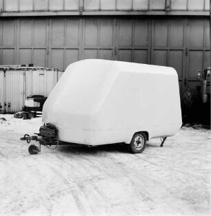 QEK "Student", Wohnanhänger, GUP-Bauweise : QEK "Student", Wohnanhänger in voll GUP-Bauweise. 1. Abformung: Prototyp als Meßwagen für Betriebsfestigkeit eines Wohnanhängers im Maßstab 1 : 1 für VEB ISOKO Schmiedefeld.