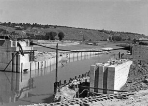Bau der Staustufe Pleidelsheim/Neckar