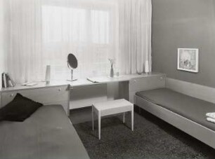 Hocker : Musterschlafzimmer für eine 3-Raum-Wohnung (1965; Zentrales Entwicklungsbüro Schkeuditz). Betten und Frisierplatz mit Hocker