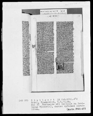 Lateinische Taschenbibel — Initiale V (ocavit), darin opfernde Israeliten, Folio 37recto