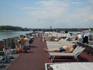 Passagiere eines Kreuzfahrtschiffes : Deutsche Passagiere liegen auf dem Sonnendeck eines Donau-Kreuzfahrtschiffes. Aufgenommen im Juni 2011