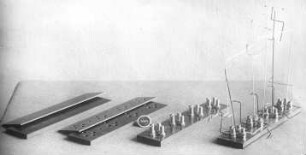 Entwicklungsstufen eines Rundfunkempfängers: 3. Entwicklung des Röhrensockelbrettes, Radiofrequenz : 70001230Technikgeschichte | Elektrotechnik | Radiotelegraphie und -telephonie | Aus der Fabrikation der Rundfunkempfänger (Radiofrequenz) | Entwicklungsstufen eines Rundfunkempfängers