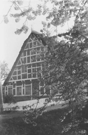 Fachwerkgebäude mit Reetdach bei Hamburg
