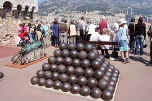 Monte Carlo - Aussichtsterrasse : Historische Kanonenkugeln, Touristen, Aussichtsterrasse neben dem Fürsten-Schloss in Monaco. 2006