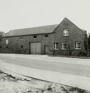Proschim. Bauernhof, Hauptstraße 2 : Welzow-Proschim, Hauptstraße 2. Gehöft (1. Hälfte 19. Jahrhundert). Straßenansicht Stallscheune und Wohnhaus