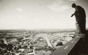 Dresden. Blick vom Rathausturm mit Skulptur "Die Güte" über beräumte Flächen nach Süden zum Hauptbahnhof